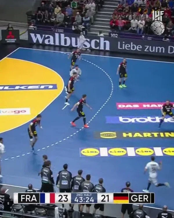 How does a counter attack shift live handball odds?