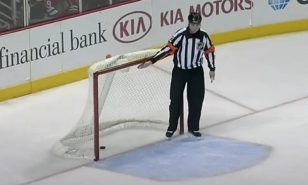 Does an empty net goal swing betting lines late?