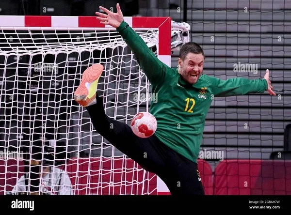 How do goalkeeper saves alter under/over betting markets?