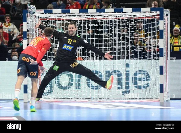 How do goalkeeper saves alter under/over betting markets?