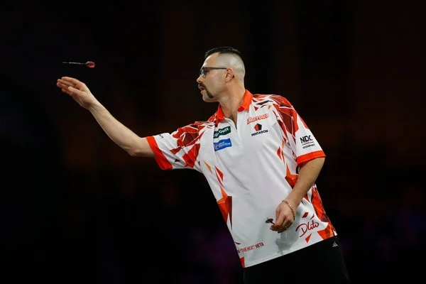 How does the nine-darter chase affect betting momentum?