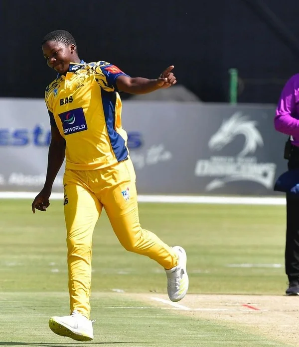 How do powerplay overs affect total run betting lines?