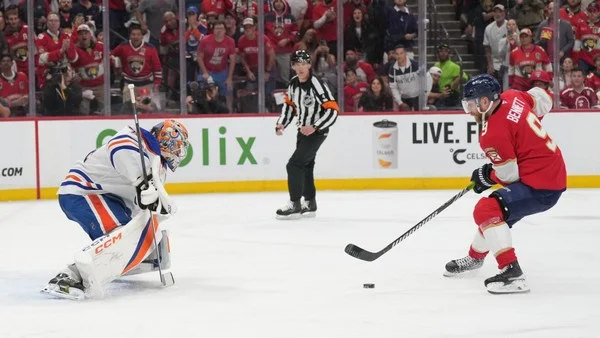 How do the betting odds on indoor soccer in the Tiananmen Square-Haisi match compare to football?