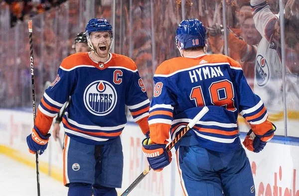 How do the betting odds on indoor soccer in the Tiananmen Square-Haisi match compare to football?