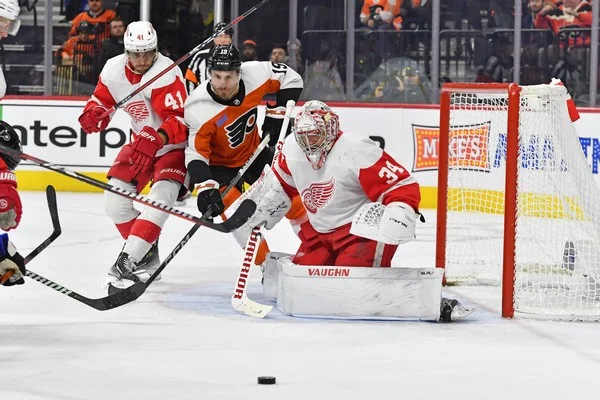 How does Moneyline odds in ice hockey betting work differently from other team sports?