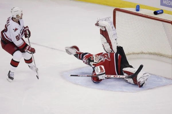 Can back-to-back betting in hockey pay off more often than betting on the outcome of the match?