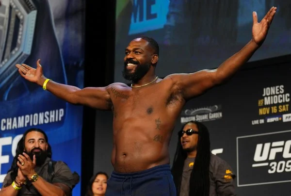 What are the biggest factors that drive dividend prices to fluctuate before making weight in MMA fights