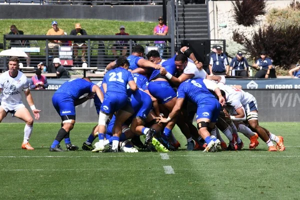 When should you place a social-style bet on the winner of a football match to attract maximum profits?