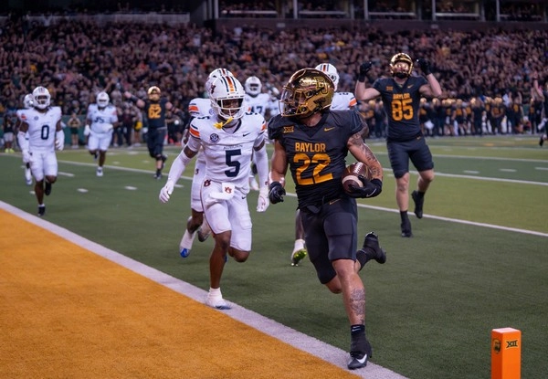 What makes Americanfootball playcalling risk worth analyzing?