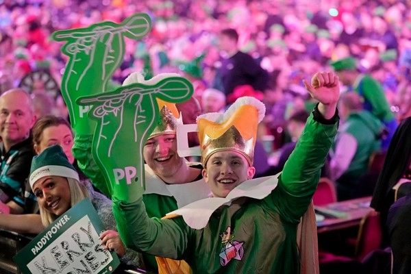 Can darts crowd energy flip match dynamics?