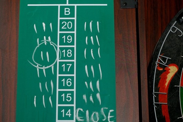 How can darts scoring rhythm guide wagering decisions?