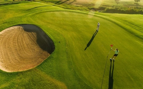 How does golf course psychology affect outcomes?