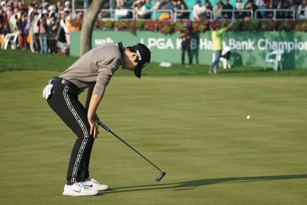 How does golf course psychology affect outcomes?