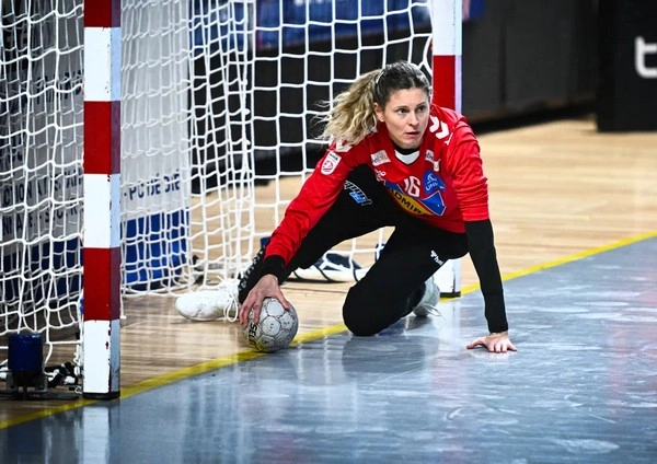 Does handball goalie pressure affect betting outcomes?
