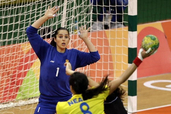 Does handball goalie pressure affect betting outcomes?