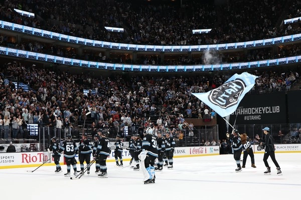 How does icehockey crowd factor affect bettors?