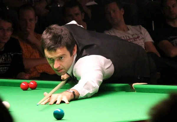 Can momentum splitting help you avoid the pitfalls of turning points in snooker?