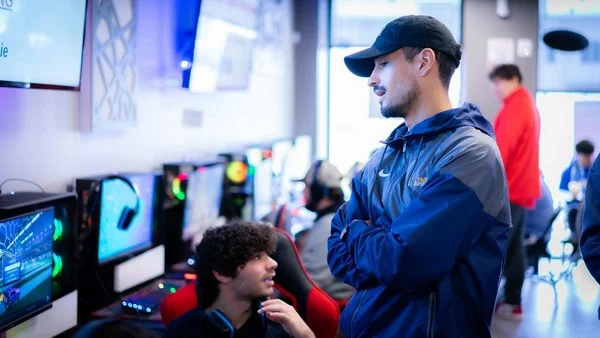 How does target speed affect current betting in esports?