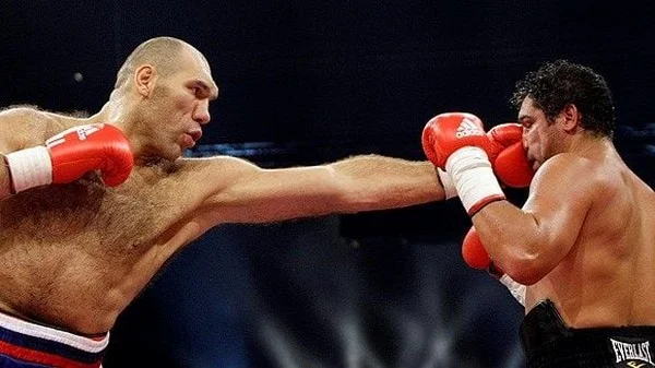 Does arm distance affect boxing betting results?