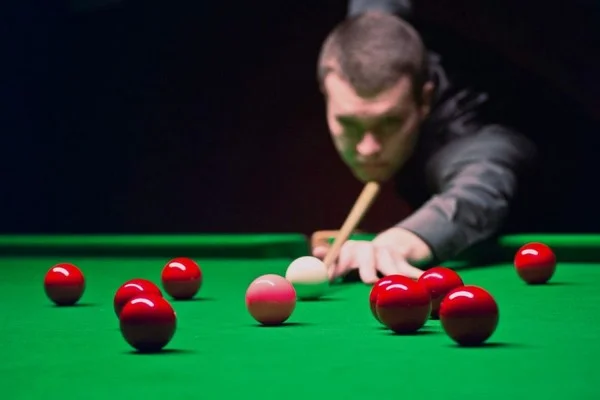 How do changes in strategy affect the value of bets in Snooker?