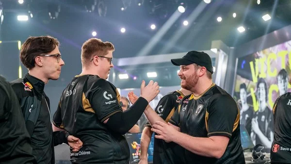 How does the team consistency indicator show the price drop rate in esports betting?