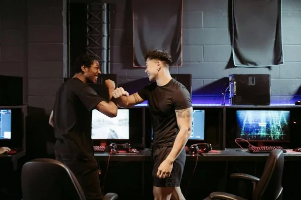 Can biased psychology reveal profitable opportunities for esports gamblers?