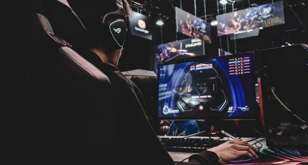 Can biased psychology reveal profitable opportunities for esports gamblers?