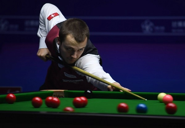 Is late frame tension the deciding factor in a close snooker match?