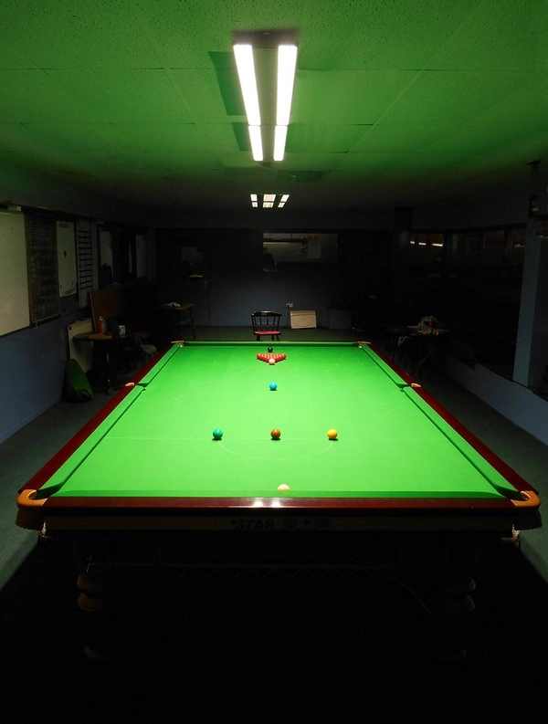 How much does table wear affect long-term snooker matches?