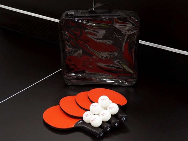 How does the acceleration in table tennis catch players by surprise?