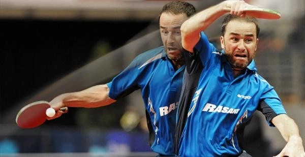 How does the acceleration in table tennis catch players by surprise?