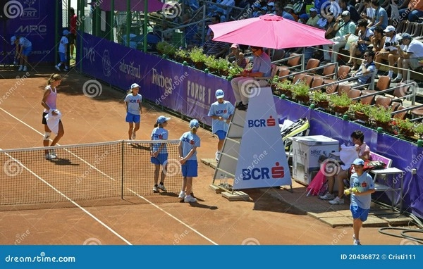 Why is the rate of convergence important in the slot machine betting model?