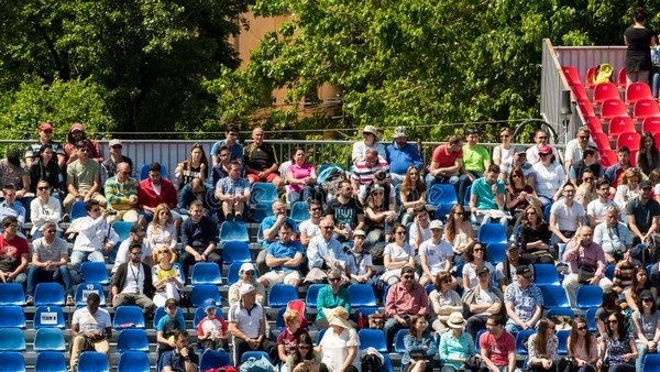 Can fan pressure determine results in high-level tennis?